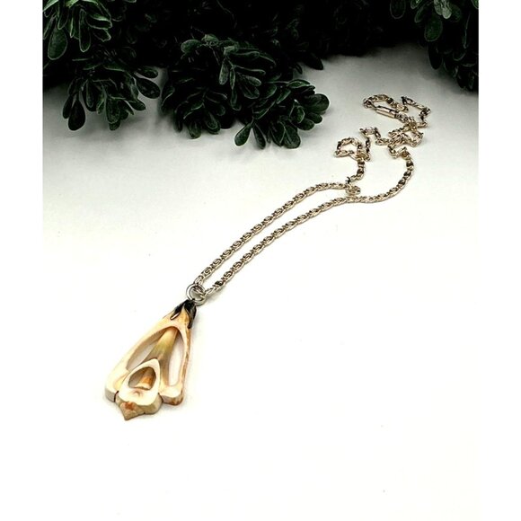 Vintage inspired Shell Pendant Necklace With Silver-Tone Chain - Picture 2 of 5